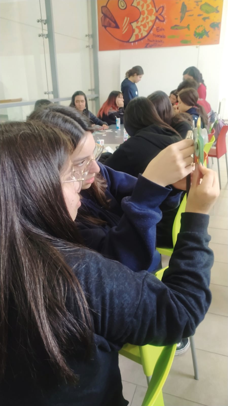 Núcleo Milenio realiza Taller de Física con estudiantes secundarias en la Biblioteca de Santiago